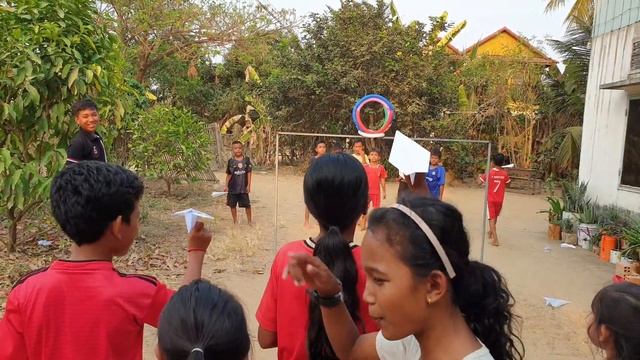 Fly Paper Airplanes To Go Through A Circle | Team Building Game | Fun Outdoor Games смотреть онлайн