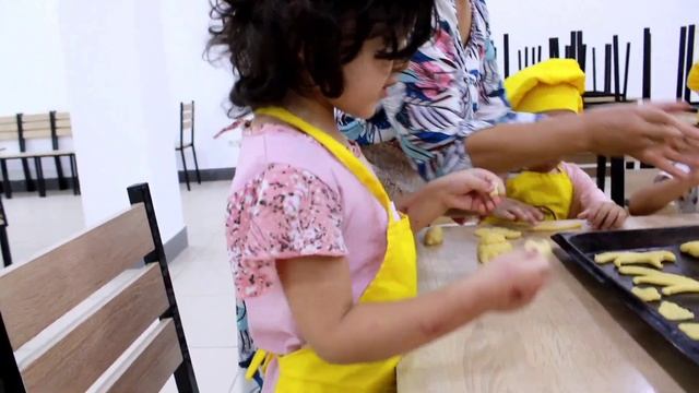 Детский сад "Kontakt" г.Исфара. Детки готовят из тесты фигурки. смотреть онлайн