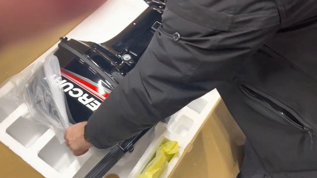 Распаковка лодочного мотора Mercury 9.9 MH смотреть онлайн