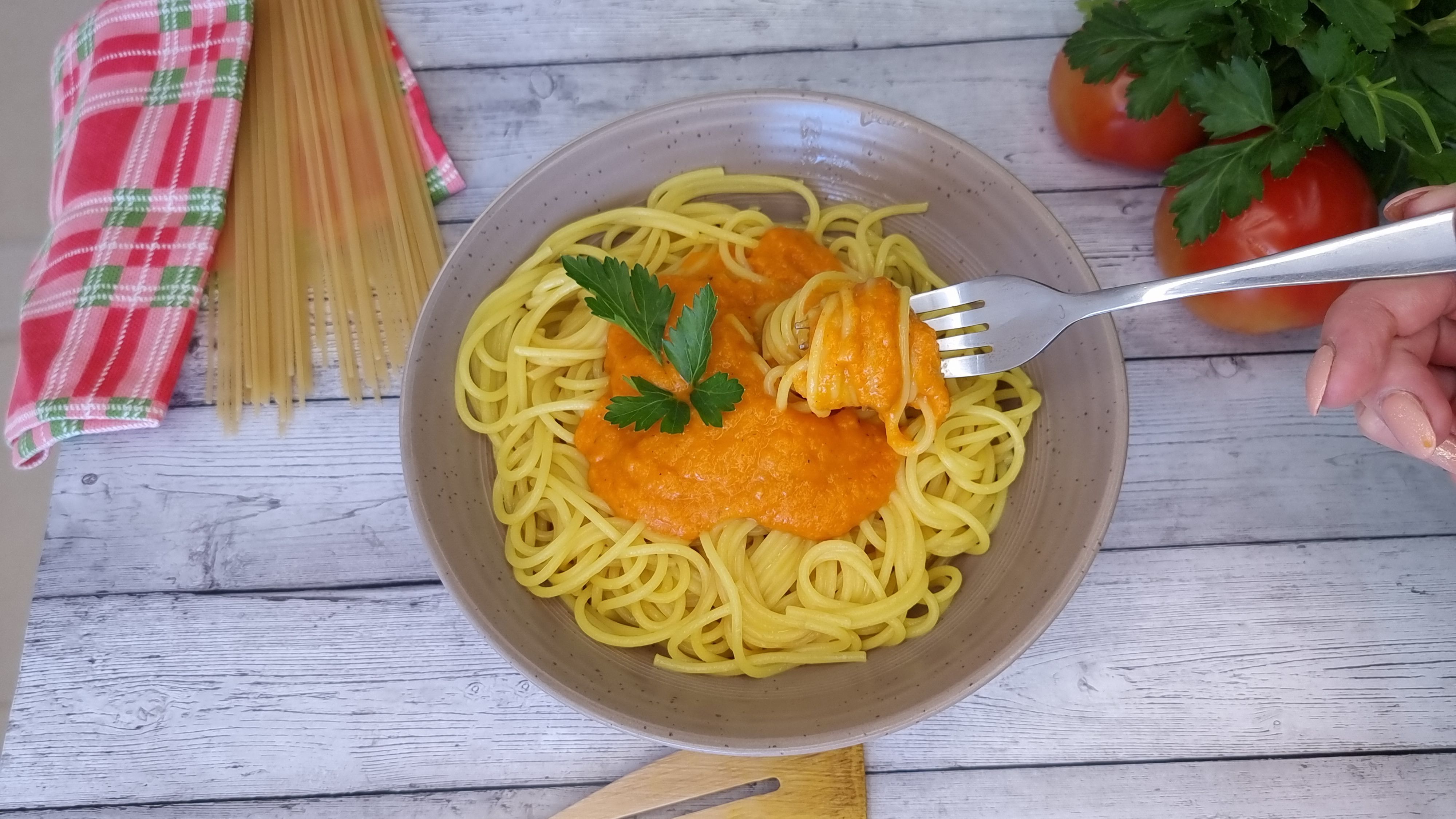 Спагетти под соусом из запечённых овощей