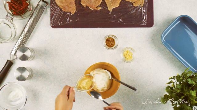 Запеченные рулетики из куриного филе с сыром, под сметанным соусом. смотреть онлайн