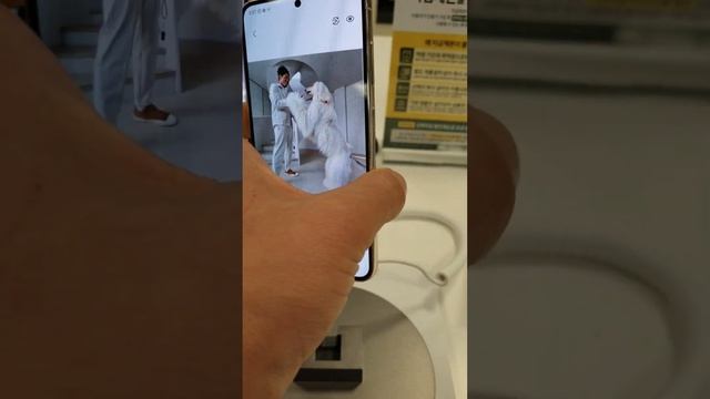 Новый смартфон Samsung Galaxy S23 в Корее. © Станислав Руденко смотреть онлайн