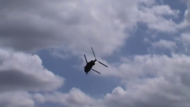 Chinook doing a 'handbrake turn' смотреть онлайн