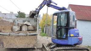 Погрузка блоков миниэкскаватором с использованием механического захвата.