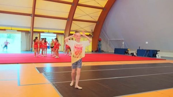 Соревнования по черлидингу в Италии. Выступала без костюмов.