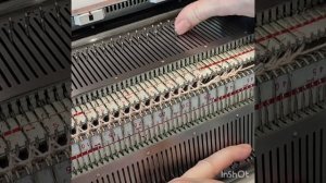 Вязаные тонкости. Декоративное прибавление петель по рукавам на жемчужной резинке.