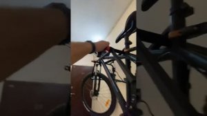 Крепление велосипеда на стену в подъезд,с блокиратором рамы и колес