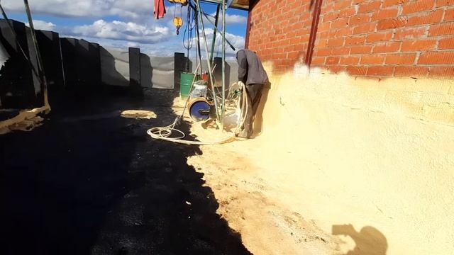 Напыляем ППУ, факел вниз, на плоскую кровлю. смотреть онлайн