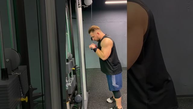 Разгибание в блоке на трицепс прямой рукоятью