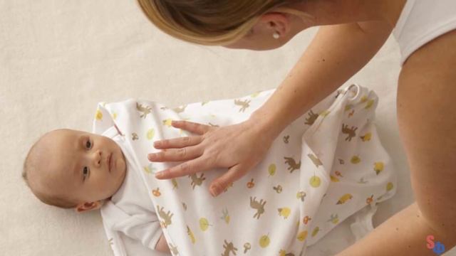 Подходя к мусорным бакам мужчина УСЛЫШАЛ плачь РЕБЕНКА – малыш был... смотреть онлайн