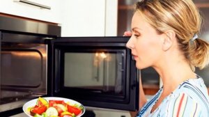 Почему греется посуда в микроволновке?