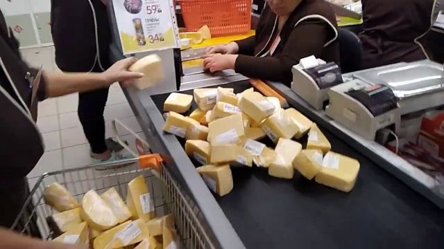 УПРАВЛЯЮЩАЯ ЗАСТАВИЛА ПРОДАВЦА,КУПИТЬ ПРОСРОЧЕНЫЙ СЫР НА 41 000 рублей смотреть онлайн