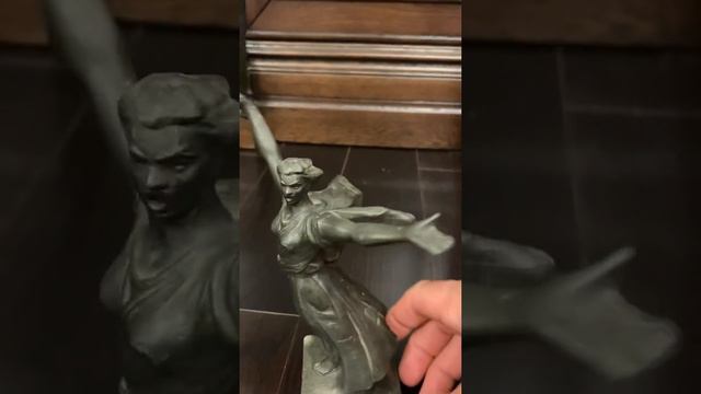 Статуэтка Родина-мать зовёт смотреть онлайн