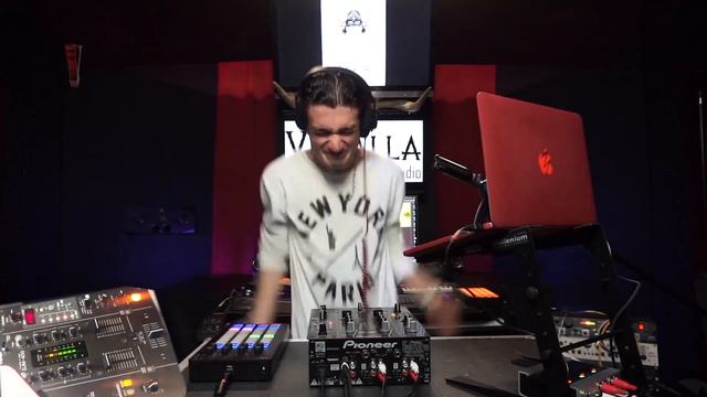Wizzyword - Evilbeats x Chiwawa & Trung Bao - Megachops (AZEL live mashup) смотреть онлайн