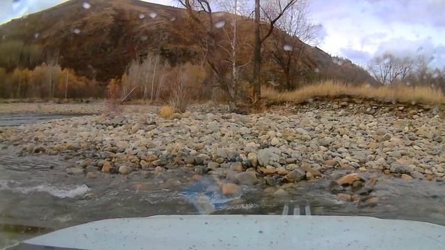 УАЗ ПАТРИОТ СНОСИТ ТЕЧЕНИЕМ!!! Рыбалка - обратно off road. Река Иня, Алтайский Край. смотреть онлайн