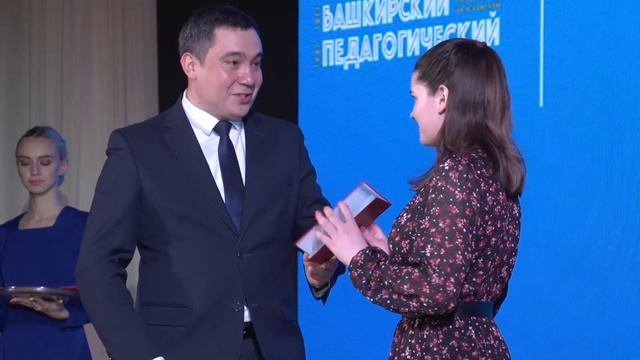 В Акмуллинском университете вручили дипломы с отличием смотреть онлайн