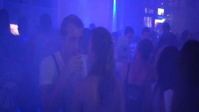 Ди-джей дарит мне футболку клуба ) смотреть онлайн