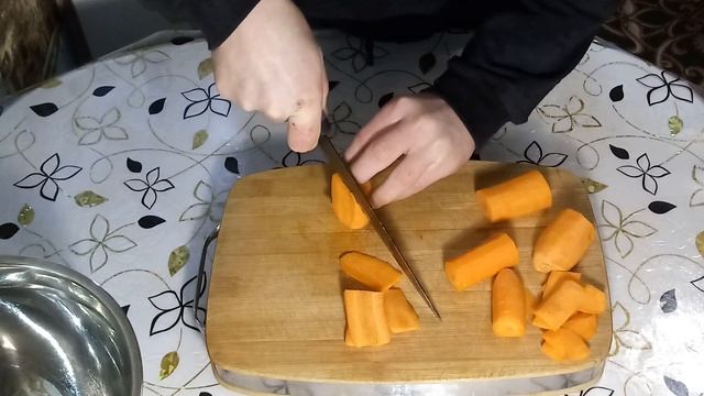 Как нарезать морковь( соломкой) смотреть онлайн