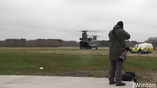 RAF CH-47 Chinook rotor-running refuel смотреть онлайн