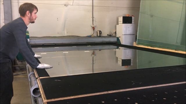 Резка стекла на производстве "Петралюм" смотреть онлайн