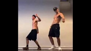 Парни танцуют огонь! Танец супер!