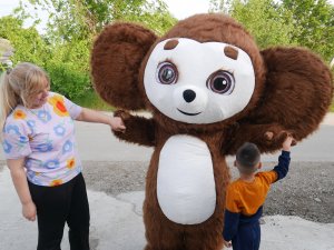 Чебурашка Апельсинка поздравляет С Днем рождения веселого мальчика.