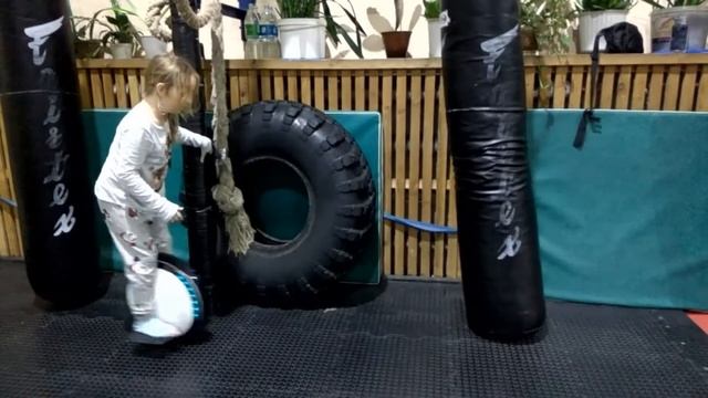 МОНОКОЛЕСО / УЧИМСЯ ЕЗДИТЬ / ПЕРВЫЙ ДЕНЬ смотреть онлайн