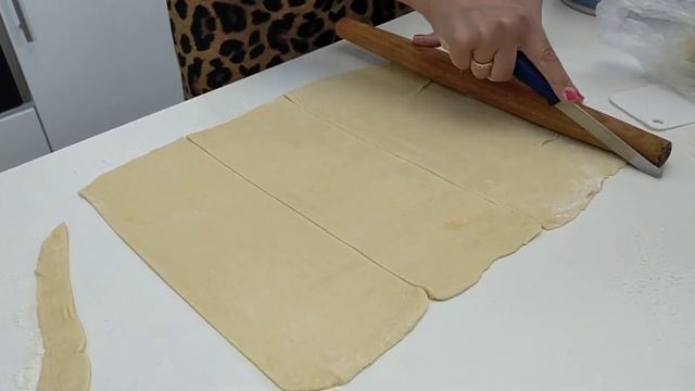Как УДОБНО разрезать раскатанное тесто/ Совет1 смотреть онлайн