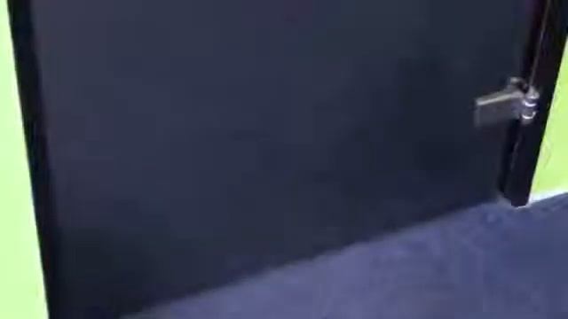 Стеклянная дверь с зеркальным эффектом смотреть онлайн