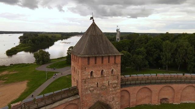 Великий Новгород: полёт над Кремлем, Ярославовым дворищем, Юрьевым монастырем смотреть онлайн