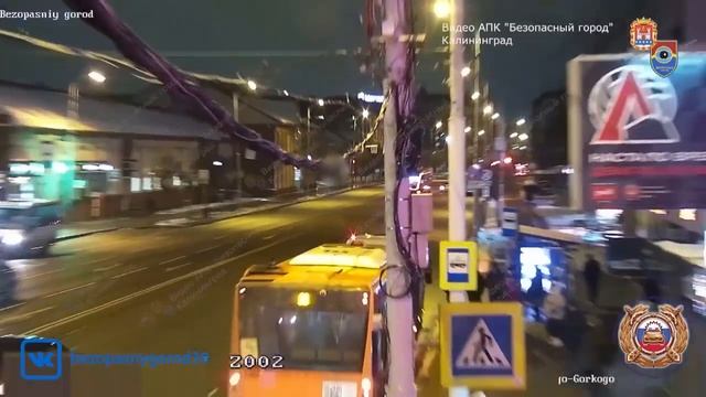 Пьяному водителю у "Планеты" в Калининграде не дали поехать на "Порше" смотреть онлайн