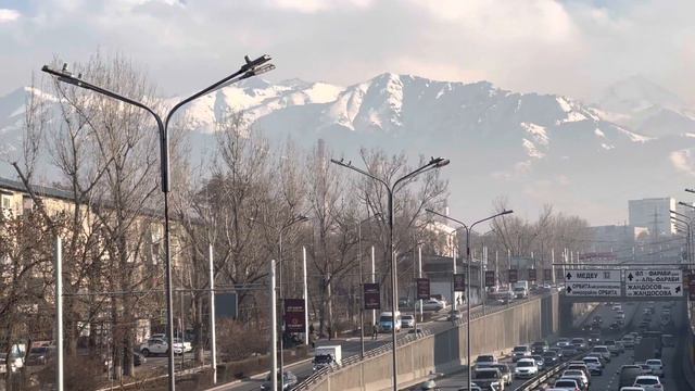 Любимый город Алматы. Движение на улице Саина.7 февраля 2023. Kazakhstan. Almaty. February 2023 смотреть онлайн
