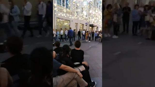 Никольская 2019.Оперный певец на улице. смотреть онлайн