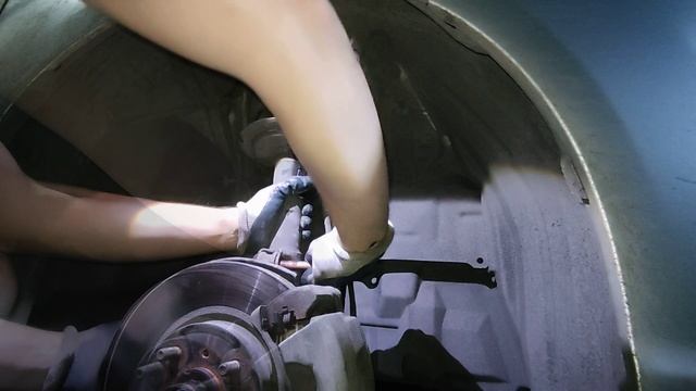 Замена пыльника и опоры переднего амортизатора на TOYOTA COROLLA FIELDER 161 смотреть онлайн