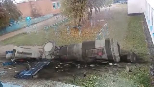 возле школы падает спутник смотреть онлайн