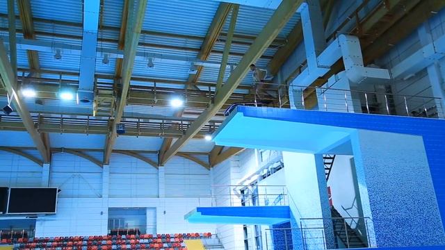 БАТУТ НА ОГРОМНОЙ ВЫСОТЕ В БАССЕЙНЕ | Опасные прыжки в воду смотреть онлайн