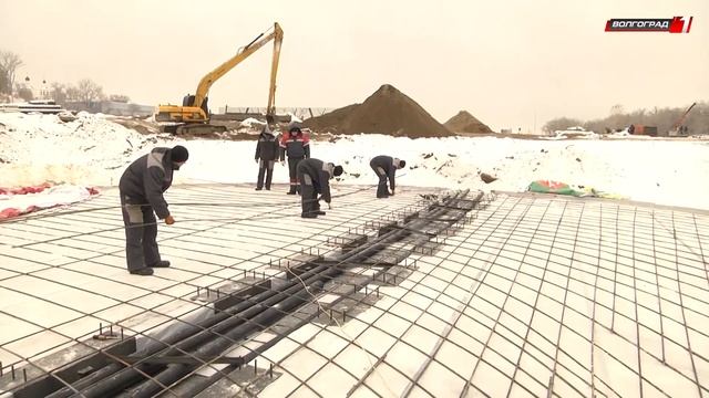 В пойме реки Царица строят современный ледовый каток смотреть онлайн