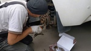 Замена колодок ручника Toyota Verso.