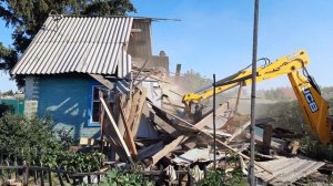 Демонтаж дачного домика. Снос дома экскаватором