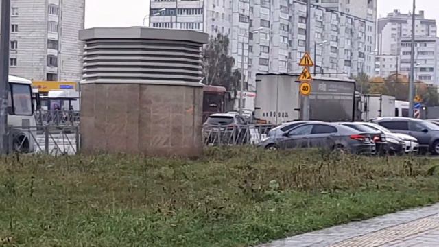 Трамвай 71-407-01 покидает остановку ст.метро Дубравная, маршрут 4. Казань смотреть онлайн
