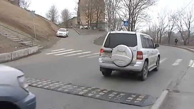 Приморцы могут "установить" в своем дворе "лежачие полицейские" смотреть онлайн