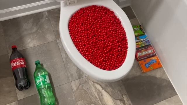 Will it Flush? - Coca Cola, Fanta, Sprite, Skittles, Red Candy, Plastic Eggs, M&M's смотреть онлайн