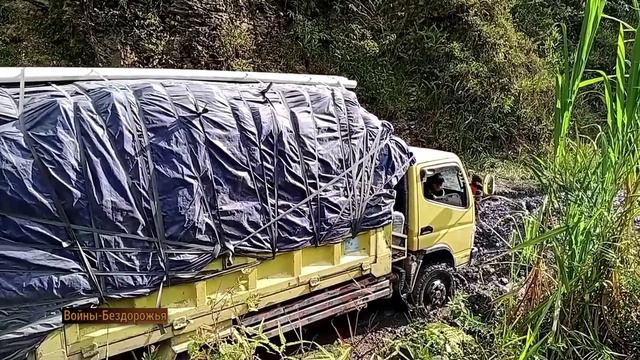 Экспедиционные грузовики 4x4 Усердно Работают На Грязной Дороге - Грузовой грузовик 4x4. смотреть онлайн