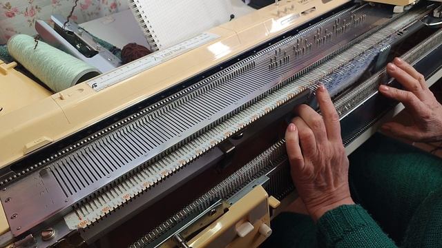 как вязать ажурный прессовый узор на электронной машине. смотреть онлайн
