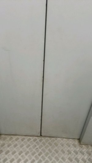 застрял в лифте