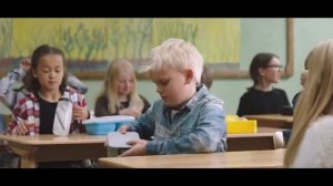 Доброта (Социальный ролик, как дети делятся едой с голодным одноклассником!).