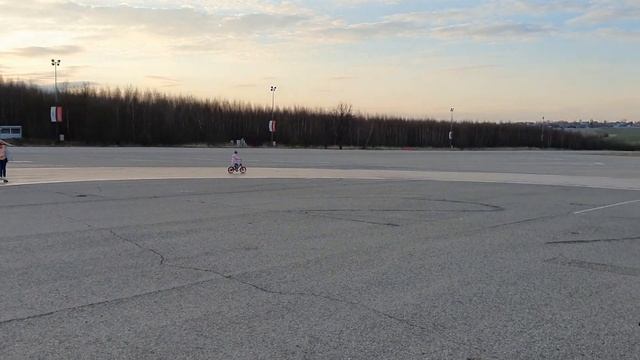 Алиса учится кататься на двухколесном велосипеде смотреть онлайн