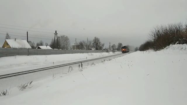 ТЭП70-0531 с пригородным поездом Кизема - Вельск после высадки пассажиров, перегон Вельск - Вага