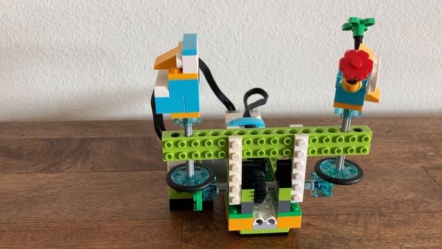 LEGO WeDo 2.0 Cheerful Fans смотреть онлайн