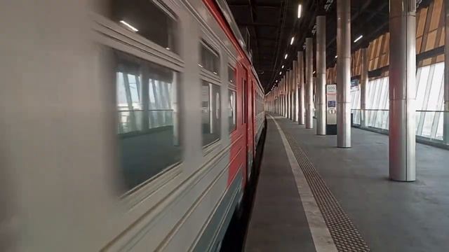 Электропоезд ЭД4М отправляется с платформы Тестовская Д4